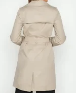 Pascale-Hutton-TV-Series-Nelly-Knows-Mysteries-2024-Beige-Trench-Coat